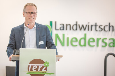 Sören Affeld, Geschäftsführer des Substratherstellers Stender GmbH in Schermbeck (Kreis Wesel), während der Abschlussveranstaltung für das Projekt 'TerZ - Einsatz torfreduzierter Substrate im Zierpflanzenbau' am 23.03.2023 in Hannover-Ahlem.