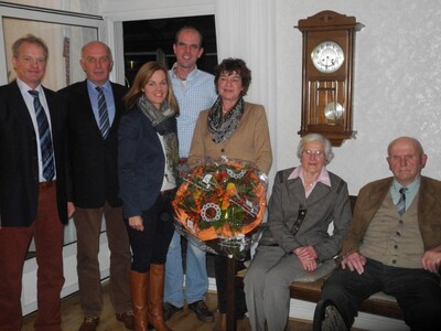 In Stellvertretung des Präsident der Landwirtschaftskammer richtete Andreas Kroll, Mitglied des Ausschuss Tierhaltung der Landwirtschaftskammer, sein Grußwort an die Familie (v. l. Andreas Kroll, Harald, Anne, Christian, Marlies, Etta, Gerhard Thelker) - © Dr. Brunken, FB 3.5 - © Dr. Hans-Gerd Brunken In Stellvertretung des Präsident der Landwirtschaftskammer richtete Andreas Kroll, Mitglied des Ausschuss Tierhaltung der Landwirtschaftskammer, sein Grußwort an die Familie (v. l. Andreas Kroll, Harald, Anne, Christian, Marlies, Etta, Gerhard Thelker)