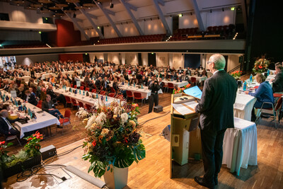 Rund 350 Delegierte und Gäste aus Branche, Politik und Gesellschaft kamen am Donnerstag (21.11.2024) zur Kammerversammlung der Landwirtschaftskammer Niedersachsen in die Oldenburger Weser-Ems-Hallen.