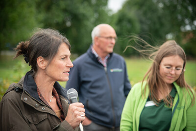 Agrarministerin Miriam Staudte (l.) auf dem LeguNet-Soja-Feldtag der Landwirtschaftskammer Niedersachsen in Blender im Kreis Verden.