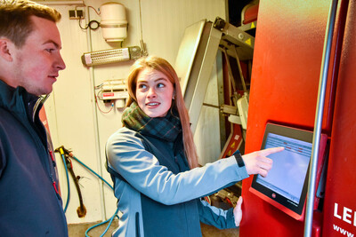 Am Melkroboter - © Andreas Teichler Landwirt*in