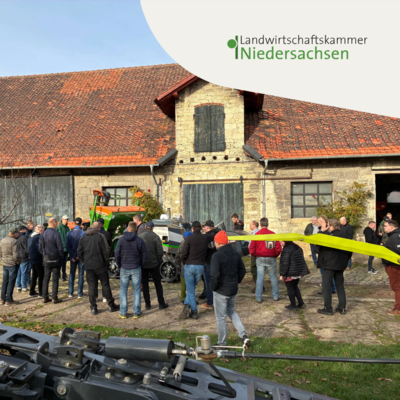 Mit großem Interesse wird der Agbot betrachtet - © Jobst Gödeke Delegation aus Polen