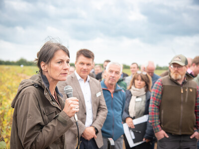 Agrarministerin Miriam Staudte auf dem LeguNet-Soja-Feldtag der Landwirtschaftskammer Niedersachsen in Blender im Kreis Verden.