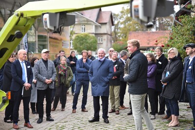 Die Fachleute des PraxisLabors Digitaler Ackerbau in Schickelsheim haben Gäste der Fraunhofer-Gesellschaft empfangen und ihnen u.a. die Funktionsweisen modernster digitaler Maschinen zu erläutern.