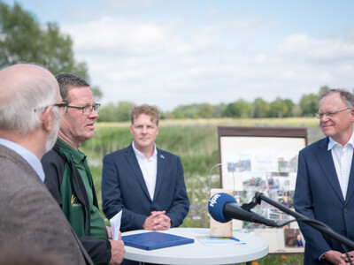 Gastgeber Heinz Widdel (2.v.l.) begrüßt vor der Unterzeichnung der Vereinbarung Der Niedersächsische Weg – Maßnahmenpaket für Natur-, Arten- und Gewässerschutz am 25.05.2020 in Wunstorf die Gäste aus Politik, Landwirtschaft und den Naturschutzverbänden.