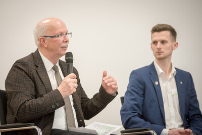 Kammerpräsident Gerhard Schwetje (l.) und Jahrgangsbester Hinnerk Lohmann während der Ehrung der Jahrgangsbesten in der Aus- und Fortbildung am 21.02.2024 in Hannover.