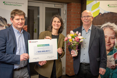 Übergabe des Förderbescheids für den Umbau der Lehrwerkstatt Schwein im LBZ (v.l.): LBZ-Leiter Ulrich Peper, Agrarministerin Miriam Staudte und Kammerpräsident Gerhard Schwetje. - © Wolfgang Ehrecke Übergabe des Förderbescheids für den Umbau der Lehrwerkstatt Schwein im LBZ (v.l.): LBZ-Leiter Ulrich Peper, Agrarministerin Miriam Staudte und Kammerpräsident Gerhard Schwetje.