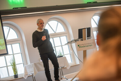 Prof. Dr. Johannes Isselstein von Uni Göttingen sprach über wissenschaftliche Erkenntnisse bei der Grünlandnutzung. - © Christopher Hanraets Prof. Dr. Johannes Isselstein von Uni Göttingen sprach über wissenschaftliche Erkenntnisse bei der Grünlandnutzung.