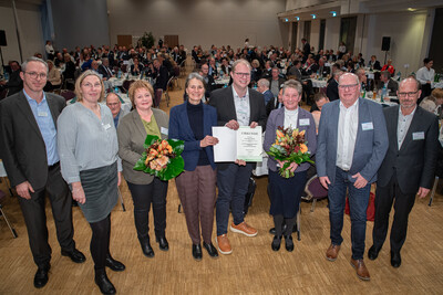 Preisträgerin Petra Willms (3.v.r.) mit (v.l.) Dr. Matthias Heyder (Fachbereich Arbeitnehmerberatung, Weiterbildung), Vizepräsidentin Dagmar Heyens, Petra Ehlers, Ministerin Miriam Staudte, Dennis Ehlers, Enno Ehlers, Ulrich Löhr (Ausschussvorsitzender).