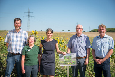 Landwirt Matthias Johns, LWK-Biodiversitätsberaterin Martina Diehl, Ministerin Miriam Staudte, Kammerpräsident Gerhard Schwetje und NABU-Geschäftsführer Dr. Holger Buschmann (v.l.) auf einer Fläche speziell für den Rebhuhnschutz bei Wolfenbüttel-Leinde.