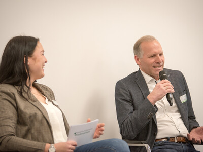 Moderatorin Larissa Trutwig (l.) und Martin Roberg (Ausschuss Arbeitnehmerberatung, Weiterbildung) während der Ehrung der Jahrgangsbesten in der Aus- und Fortbildung am 21.02.2024 in Hannover.