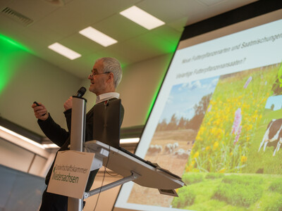 Prof. Dr. Johannes Isselstein von Uni Göttingen sprach über wissenschaftliche Erkenntnisse bei der Grünlandnutzung. - © Christopher Hanraets Prof. Dr. Johannes Isselstein von Uni Göttingen sprach über wissenschaftliche Erkenntnisse bei der Grünlandnutzung.