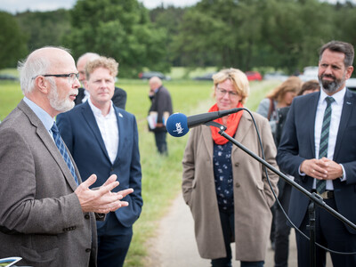 Kammerpräsident Gerhard Schwetje (l.) nach der Unterzeichnung der Vereinbarung Der Niedersächsische Weg – Maßnahmenpaket für Natur-, Arten- und Gewässerschutz am 25.05.2020 in Wunstorf.