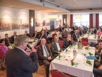 Abschiedsfeier für Dr. Günter Kuhnt, Leiter der Bezirksstelle Oldenburg-Süd. - © Wolfgang Ehrecke Abschiedsfeier für Dr. Günter Kuhnt, Leiter der Bezirksstelle Oldenburg-Süd.