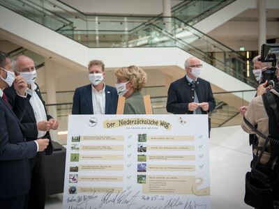 Pressekonferenz der Allianzpartner der Vereinbarung Der Niedersächsische Weg in Hannover: Am 29.10.2020 wurden die ausgehandelten Eckpfeiler für mehr Natur- und Artenschutz vorgestellt und diese erneut mit einer Unterschrift bekräftigt.