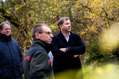 Privatwald der Zukunft: LWK-Bezirksförster Ulf Wahlers (Vordergrund) erläuterte dem SPD-Bundesvorsitzenden Lars Klingbeil (r.) und Lauenbrücks Bürgermeister Jochen Intelmann, wie ein an den Klimawandel angepasster Mischwald aufgebaut sein muss.