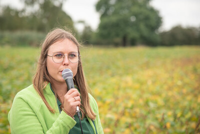 Projektkoordinatorin Wiebke Schlich (LWK) auf dem LeguNet-Soja-Feldtag der Landwirtschaftskammer Niedersachsen in Blender (Kreis Verden).