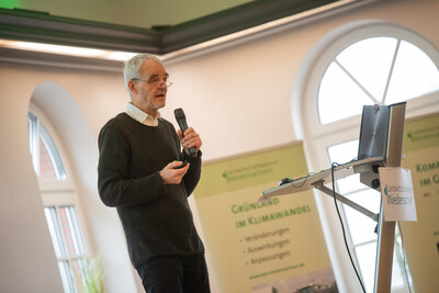 Prof. Dr. Johannes Isselstein von Uni Göttingen sprach über wissenschaftliche Erkenntnisse bei der Grünlandnutzung. - © Christopher Hanraets Prof. Dr. Johannes Isselstein von Uni Göttingen sprach über wissenschaftliche Erkenntnisse bei der Grünlandnutzung.