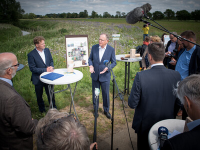 Ministerpräsident Stephan Weil spricht anlässlich der Unterzeichnung der Vereinbarung Der Niedersächsische Weg – Maßnahmenpaket für Natur-, Arten- und Gewässerschutz am 25.05.2020 in Wunstorf.