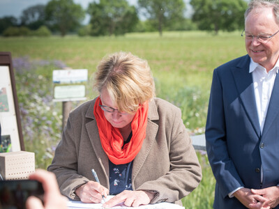 Landwirtschaftsministerin Barbara Otte-Kinast unterzeichnet die Vereinbarung Der Niedersächsische Weg – Maßnahmenpaket für Natur-, Arten- und Gewässerschutz am 25.05.2020 in Wunstorf.