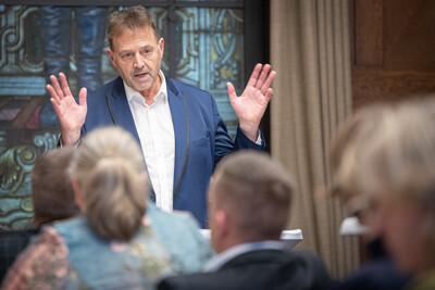 „Unsere bäuerlichen Familienbetriebe haben sich den großen Herausforderungen erfolgreich gestellt und vielfach gute Wege im Strukturwandel gefunden“, sagte Dr. Albert Hortmann-Scholten im Rückblick auf 35 erfüllte Berufsjahre bei der LWK. - © Wolfgang Ehrecke „Unsere bäuerlichen Familienbetriebe haben sich den großen Herausforderungen erfolgreich gestellt und vielfach gute Wege im Strukturwandel gefunden“, sagte Dr. Albert Hortmann-Scholten im Rückblick auf 35 erfüllte Berufsjahre bei der LWK.