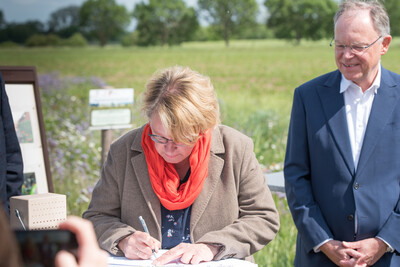 Landwirtschaftsministerin Barbara Otte-Kinast unterzeichnet die Vereinbarung Der Niedersächsische Weg – Maßnahmenpaket für Natur-, Arten- und Gewässerschutz am 25.05.2020 in Wunstorf.