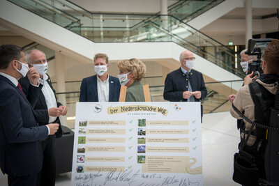 Pressekonferenz der Allianzpartner der Vereinbarung Der Niedersächsische Weg in Hannover: Am 29.10.2020 wurden die ausgehandelten Eckpfeiler für mehr Natur- und Artenschutz vorgestellt und diese erneut mit einer Unterschrift bekräftigt.