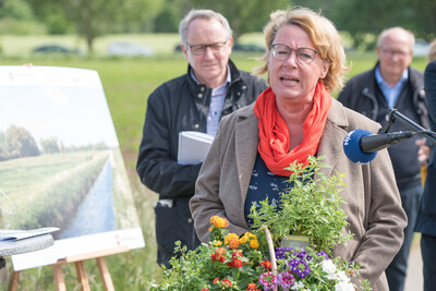 Landwirtschaftsministerin Barbara Otte-Kinast spricht anlässlich der Unterzeichnung der Vereinbarung Der Niedersächsische Weg – Maßnahmenpaket für Natur-, Arten- und Gewässerschutz am 25.05.2020 in Wunstorf.