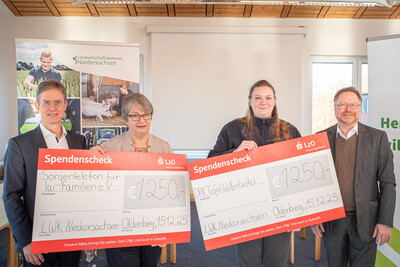 Weihnachtsspende 2025 (v.l.): Carsten Grupe (Bezirksstelle Braunschweig), Dörte Stellmacher (Verein Sorgentelefon für landwirtschaftliche Familien), Frederike Schwieger (DRK, Leiterin Wolfenbütteler Tafel), Kammerdirektor Dr. Bernd von Garmissen. - © Wolfgang Ehrecke Weihnachtsspende 2025 (v.l.): Carsten Grupe (Bezirksstelle Braunschweig), Dörte Stellmacher (Verein Sorgentelefon für landwirtschaftliche Familien), Frederike Schwieger (DRK, Leiterin Wolfenbütteler Tafel), Kammerdirektor Dr. Bernd von Garmissen.