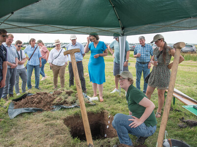 LWK-Expertin Dr. Sarah Witte (vorn) erläutert das Bodenprofil während des Grünlandfeldtags der Landwirtschaftskammer Niedersachsen und der Senatorin für Umwelt, Klima und Wissenschaft am 06.08.2024 im Bremer Blockland.