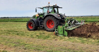 Einsatz der Flachfräse als eine Möglichkeit, einen flachen Narbenumbruch durchzuführen - © Felicitas Kaemena Einsatz der Flachfräse als eine Möglichkeit, einen flachen Narbenumbruch durchzuführen