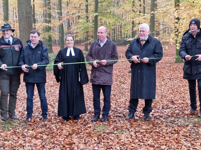 Eröffnung des RuheForst Hellwege mit (v.l.) Rudolf Alteheld (LWK), Ortsbürgermeister Wolfgang Harling, Pastorin Hilke Bauermeister, Samtgemeindebürgermeister Holger Bahrenburg, Jost Arnold (RuheForst GmbH) und Hans-Hinrich Willenbrock (Realverband).