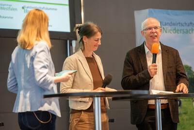 Moderatorin Janina Tiedemann, Landwirtschaftsministerin Miriam Staudte und LWK-Präsident Gerhard Schwetje beim Eröffnungstalk