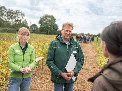 LWK-Eiweißpflanzen-Expertin Mareike Beiküfner (l.) und Markus Mücke (Fachbereich Ökolandbau) auf dem  LeguNet-Soja-Feldtag der Landwirtschaftskammer Niedersachsen in Blender (Kreis Verden).