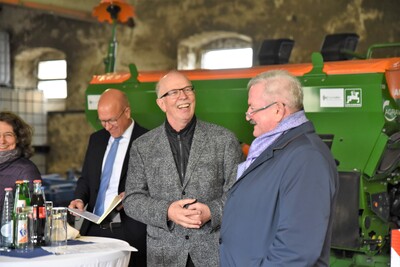 Kammerpräsident Gerhard Schwetje (Mitte), begrüßte die Gäste, darunter Prof. Dr. Christoph Herrmann (links), Institutsleiter des Fraunhofer IST, und Prof. Dr. Reimund Neugebauer, Präsident der Fraunhofer-Gesellschaft