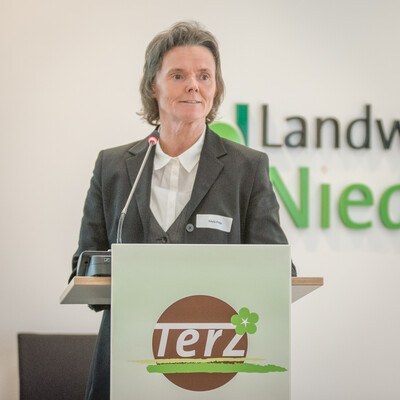 Gartenbauberaterin Silvia Fittje während der Abschlussveranstaltung für das Projekt 'TerZ - Einsatz torfreduzierter Substrate im Zierpflanzenbau' am 23.03.2023 in Hannover-Ahlem.