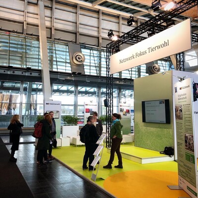 Netzwerk Fokus Tierwohl informiert auf der EuroTier 2022 zu aktuellen Tierwohlthemen