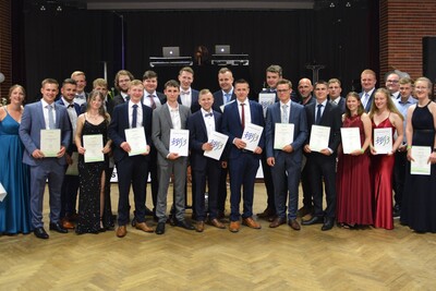 Freisprechung Landwirte Stade 2024 Urkunde - mit Ausbildungsberaterin