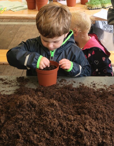 Rund um Salat und gesunde Ernährung ging es für kleine und große Besucher am Kammer-Stand bei den OLB-Spiel-WELTEN am 24.06.2018 im Park der Gärten. - © Karin Nichter-Wolgast Rund um Salat und gesunde Ernährung ging es für kleine und große Besucher am Kammer-Stand bei den OLB-Spiel-WELTEN am 24.06.2018 im Park der Gärten.