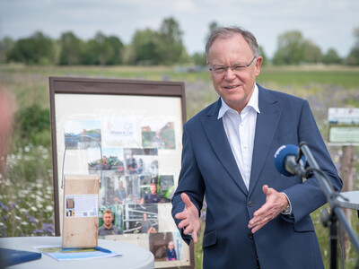 Ministerpräsident Stephan Weil spricht anlässlich der Unterzeichnung der Vereinbarung Der Niedersächsische Weg – Maßnahmenpaket für Natur-, Arten- und Gewässerschutz am 25.05.2020 in Wunstorf.