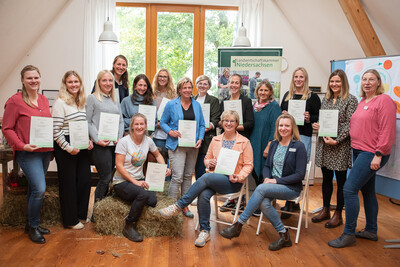 Die Teilnehmerinnen des Lehrgangs Bauernhofpädagogik mit Kristina Stojek (sitzend, rechts, LWK-Beraterin Bauernhofpädagogik), LWK-Vizepräsidentin Dagmar Heyens (rechts) und Referentin Christine Hamester (4. von rechts)