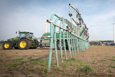 Aktuelle Technik für Transport und Ausbringen von Wirtschaftsdüngern im praktischen Feldeinsatz beobachteten rund 1.200 Besucherinnen und Besucher bei der Maschinenvorführung am 06.09.2018 in Nortrup (Osnabrück). - © Wolfgang Ehrecke Aktuelle Technik für Transport und Ausbringen von Wirtschaftsdüngern im praktischen Feldeinsatz beobachteten rund 1.200 Besucherinnen und Besucher bei der Maschinenvorführung am 06.09.2018 in Nortrup (Osnabrück).