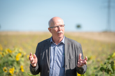 Kammerpräsident Gerhard Schwetje während der Vorstellung einer Fläche speziell für den Rebhuhnschutz nahe Wolfenbüttel-Leinde. Derartige Projekte werden im Zuge des Natur- und Artenschutzbündnisses „Der Niedersächsische Weg“ vermehrt umgesetzt.