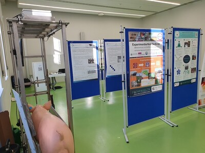Im Ausstellungsraum konnte neben zahlreichen Postern rund um die Experimentierfelder ebenfalls der Nachbau einer Sensorstation begutachtet werden.