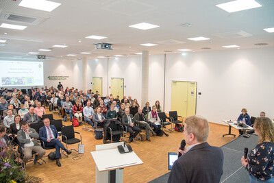 Rund 130 Fachbesucherinnen und -besucher kamen zur Abschlussveranstaltung für das Projekt 'TerZ - Einsatz torfreduzierter Substrate im Zierpflanzenbau' am 23.03.2023 in Hannover-Ahlem.