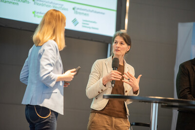 Moderatorin Janina Tiedemann Landwirtschaftsministerin Miriam Staudte beim Eröffnungstalk