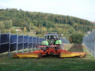 Mähen zwischen den Modulen - © Helmut Wahl Mähen zwischen den Modulen