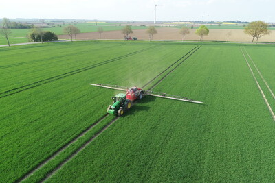 Feldspritze - © Helmut Maasberg /media/media/CF69C76B-A3A0-DA3D-1300ADCA0C145355.JPG