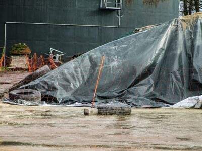 Wer seine Schweinehaltung so gesichert hat, muss im Seuchenfall mit Kürzungen von Entschädigungen rechnen - © Dr. Konstanze Ruppert Wer seine Schweinehaltung so 'gesichert' hat, muss im Seuchenfall mit Kürzungen von Entschädigungen rechnen