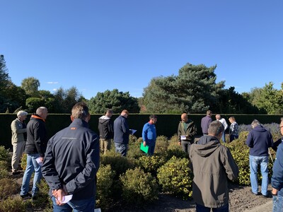 Begutachtung der Gehölzsortimente - © Dr. Gerlinde Michaelis Begutachtung der Gehölzsortimente